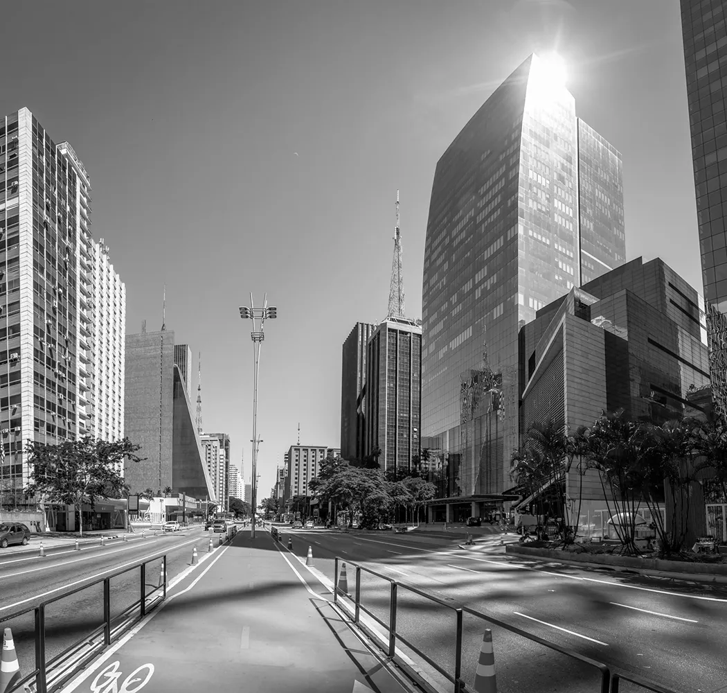 Avenida Paulista e seus edifícios, em preto e branco